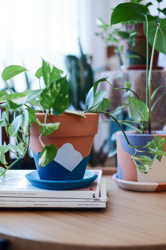Konischer Blumentopf + Teller aus Terrakotta • Abstraktes Blau